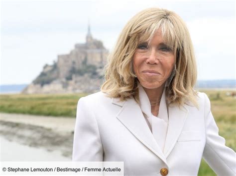 Brigitte Macron sublime en robe courte métallisée, foulard Louis 